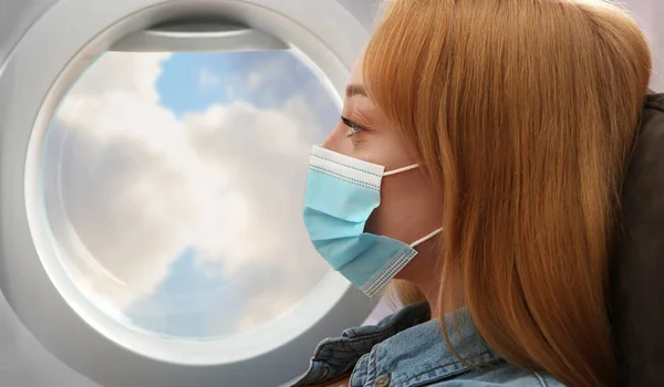 Viaggiare Aereo Durante Pandemia Coronavirus Donna Con Maschera Vicino Oblò — Foto Stock