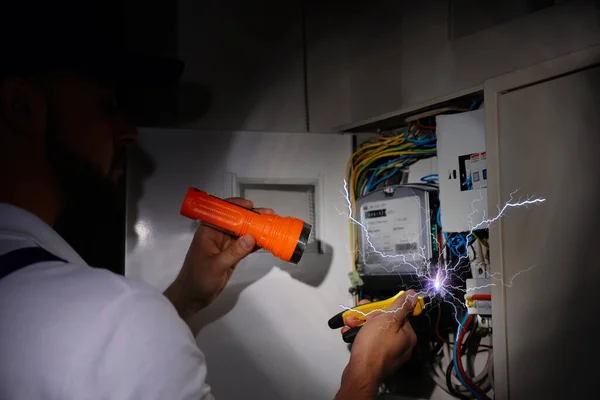 Electricista Recibiendo Descarga Eléctrica Mientras Trabaja Primer Plano —  Fotos de Stock