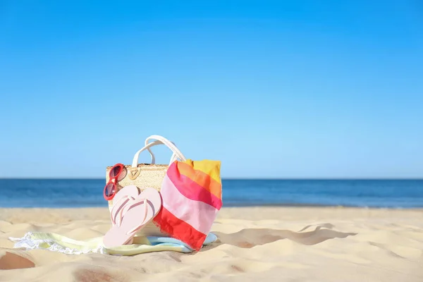 Acessórios Praia Elegantes Para Férias Verão Areia Perto Mar Espaço — Fotografia de Stock