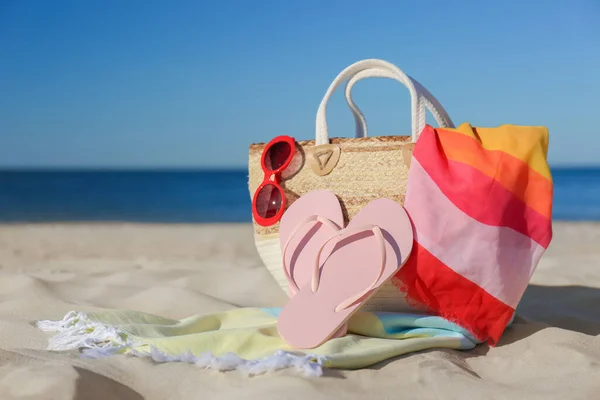 Stijlvolle Strandaccessoires Voor Zomervakantie Zand Bij Zee Ruimte Voor Tekst — Stockfoto