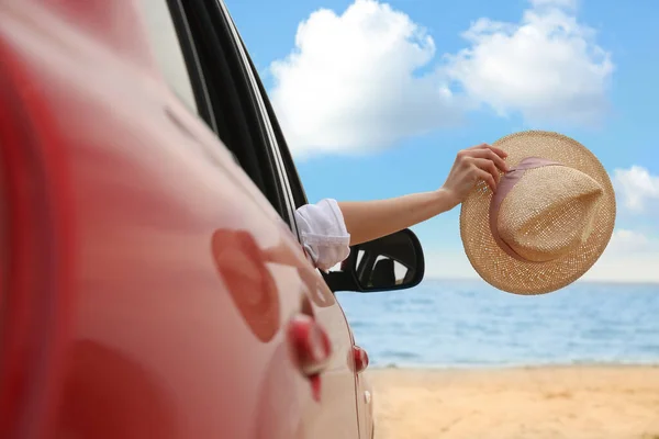 Frau Winkt Aus Auto Strand Nahaufnahme Sommerurlaub — Stockfoto