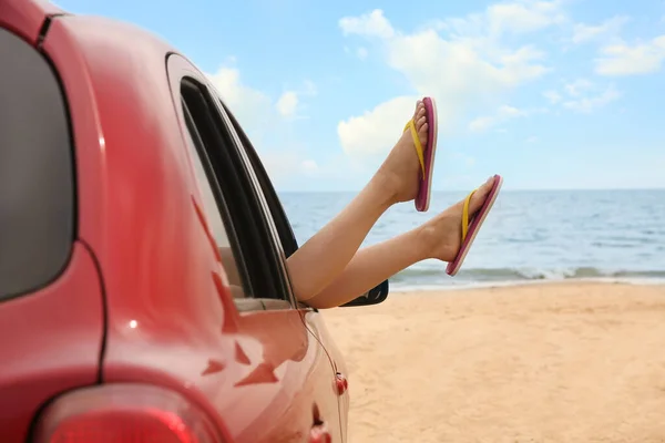 Frau Zeigt Beine Aus Auto Nahaufnahme Sommerurlaub — Stockfoto