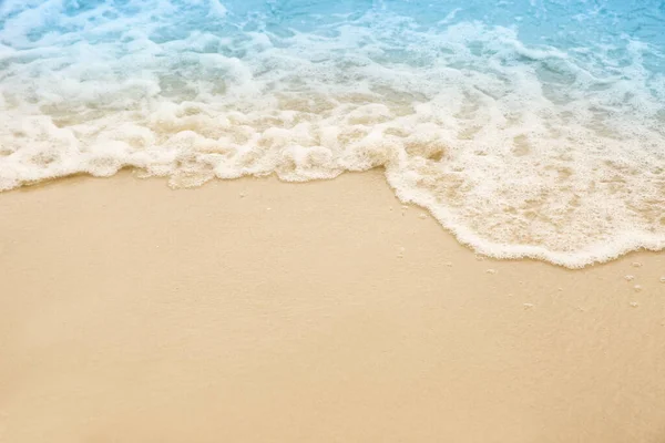 Fale Morskie Toczące Się Pięknej Piaszczystej Plaży Zbliżenie Wakacje — Zdjęcie stockowe