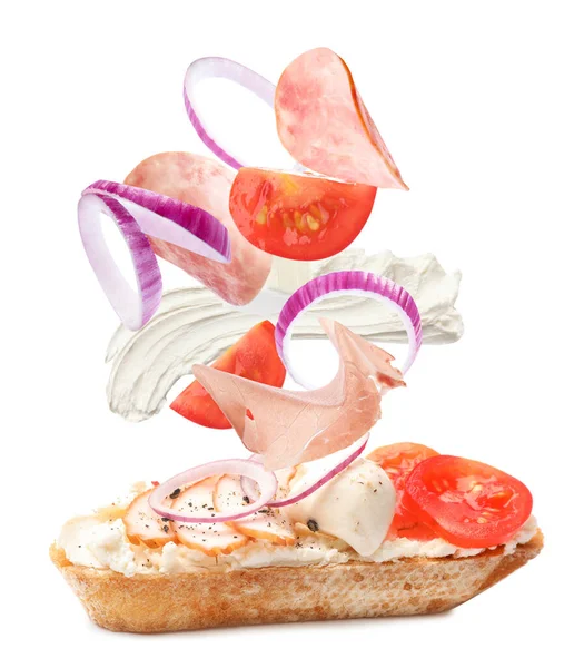 Lekkere Bruschetta Met Vliegende Ingrediënten Witte Achtergrond — Stockfoto