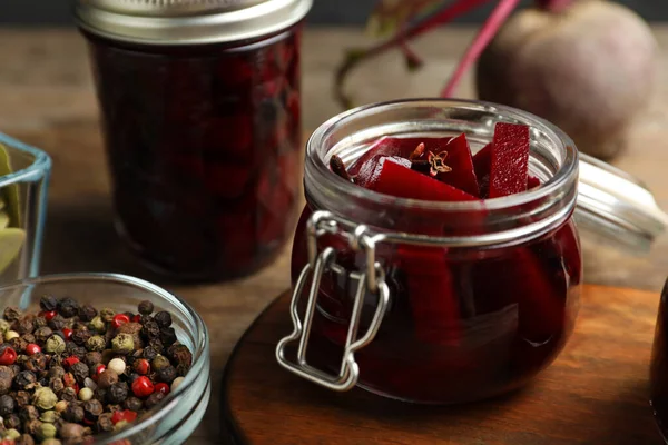 Delicious pickled beets and spices on wooden table, closeup — Stock Image Delicious Pickled Beets Spices Wooden Table Closeup Stock Picture