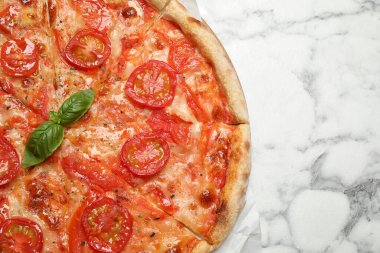 Lezzetli pizza Margherita beyaz mermer masa, üst manzara