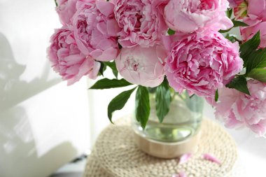 Bir buket güzel şakayık. Kapalı alanda, yakın plan.