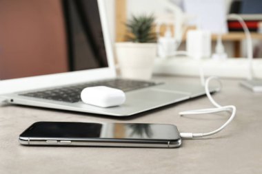 Akıllı telefon kabloyla yükleniyor.