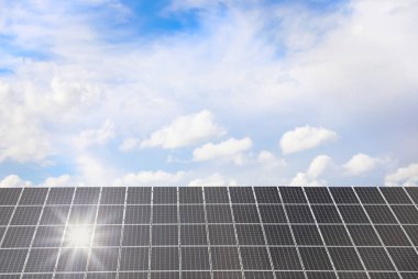 Güneş panelleri dışarı yerleştirildi. Alternatif enerji kaynağı