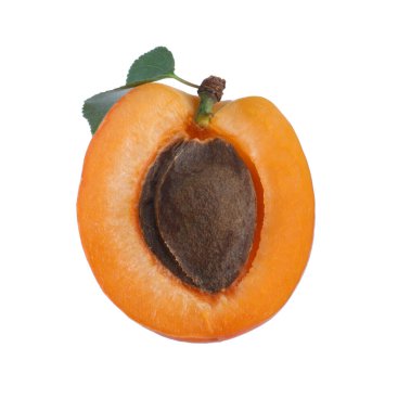 Lezzetli olgun kayısıların yarısı beyaza izole edilmiş.