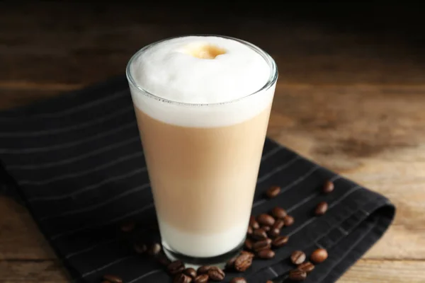 Heerlijke Latte Macchiato Koffiebonen Houten Tafel — Stockfoto