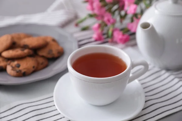 Xícara Chá Aromático Biscoitos Saborosos Mesa Cinza — Fotografia de Stock