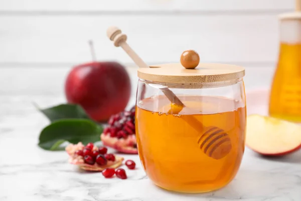 Μέλι Μήλα Και Ρόδι Λευκό Μαρμάρινο Τραπέζι Διακοπές Rosh Hashanah — Φωτογραφία Αρχείου