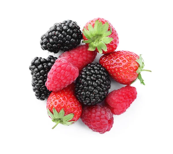 一堆堆的黑莓 覆盆子和草莓被隔离在白色的顶部视图中 — 图库照片