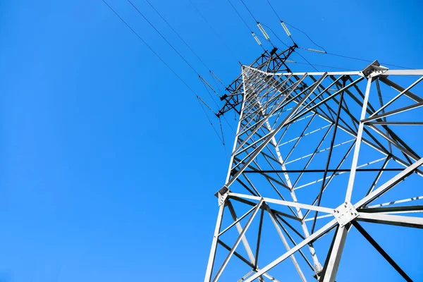 Torre Alto Voltaje Moderna Contra Cielo Azul Vista Ángulo Bajo —  Fotos de Stock