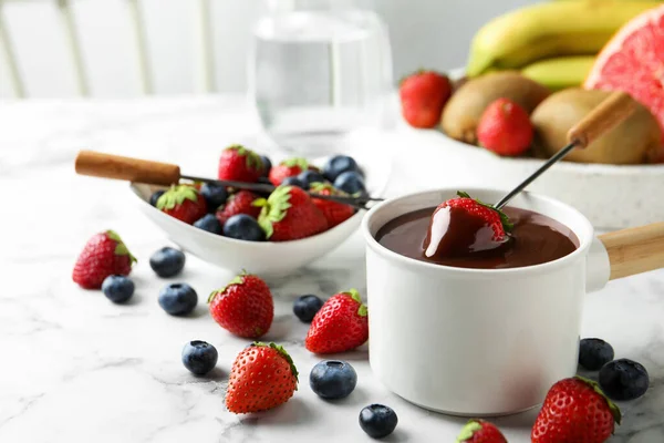 Panela Fondue Com Chocolate Bagas Frescas Mesa Mármore Branco — Fotografia de Stock