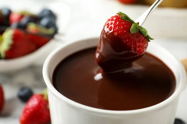 Erdbeere Fonduetopf Mit Schokolade Tauchen Nahaufnahme — Stockfoto