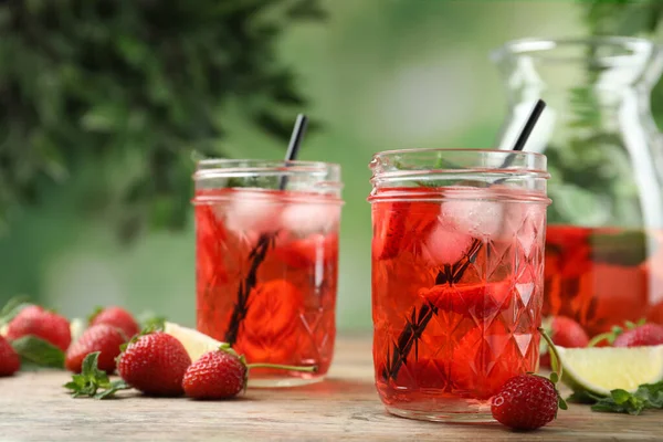 Refrescante Bebida Con Fresa Lima Sobre Mesa Madera —  Fotos de Stock