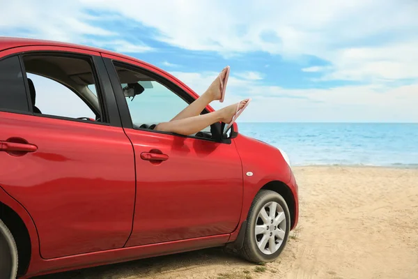 Frau Zeigt Beine Aus Auto Nahaufnahme Sommerurlaub — Stockfoto