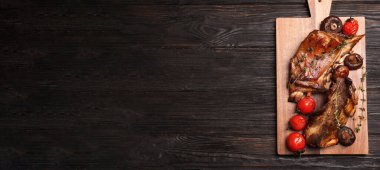 Lezzetli pirzola ve ahşap masa üzerinde yazı için yer olan servis masası, üst manzara. Pankart tasarımı