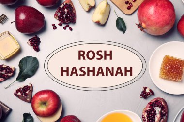 Bal, elma ve nar çerçevesi ışık masasında, düz yerde. Rosh Hashanah tatili