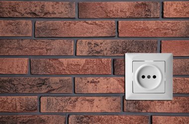 Elektrik prizli tuğla duvar, mesaj için yer. Elektrik arzı