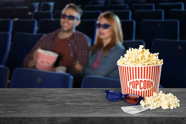 Popcorn Lunettes Billets Sur Table Jeune Couple Dans Salle Cinéma — Photo