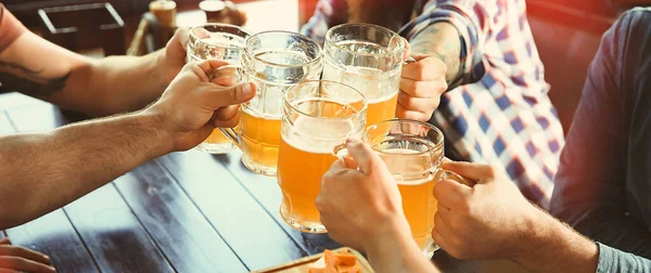 Grupa Przyjaciół Wznosząca Toast Piwem Pubie Zbliżenie Projekt Banera — Zdjęcie stockowe