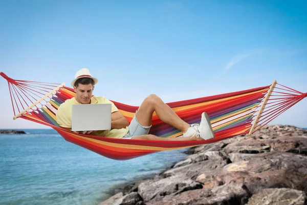 Hombre Con Ordenador Portátil Que Descansa Hamaca Cerca Del Mar — Foto de Stock