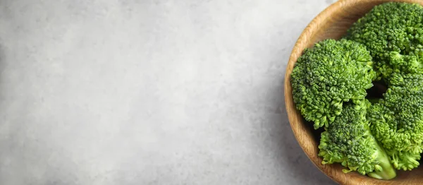 Tampilan Teratas Brokoli Hijau Segar Atas Meja Marmer Ringan Ruang — Stok Foto