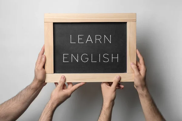Men Holding Chalkboard Text Učte Anglicky Světlém Pozadí Detailní Záběr — Stock fotografie