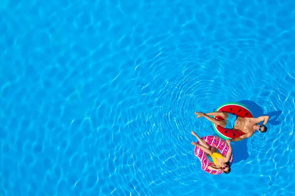 Pareja Feliz Con Anillos Inflables Piscina Vista Superior Espacio Para —  Fotos de Stock