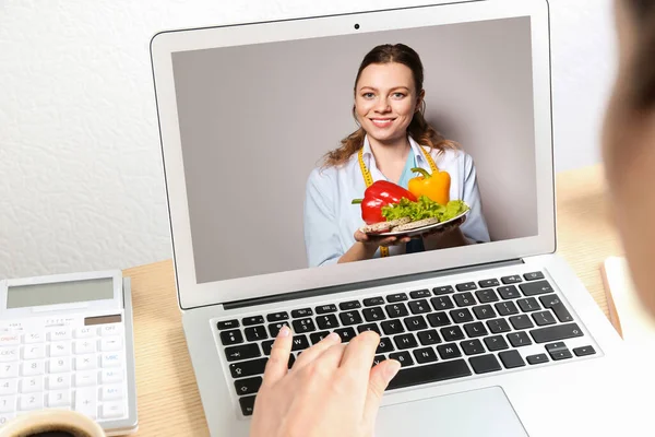 컴퓨터를 사용하는 여성들은 봉합을 영양학자와 온라인상 상담을 — 스톡 사진