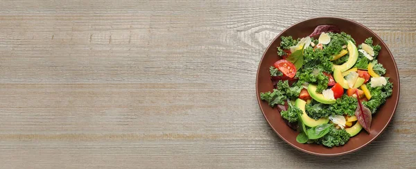 Salade Avocats Frais Savoureux Espace Pour Texte Sur Une Table — Photo