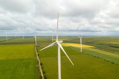 Bulutlu bir günde rüzgâr türbinlerinin hava görüntüsü