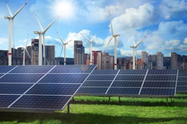 Güneş panelleri ve rüzgar türbinleri dışarı yerleştirildi. Alternatif enerji kaynağı