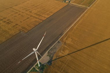 Modern rüzgar türbininin hava görüntüsü. Alternatif enerji kaynağı