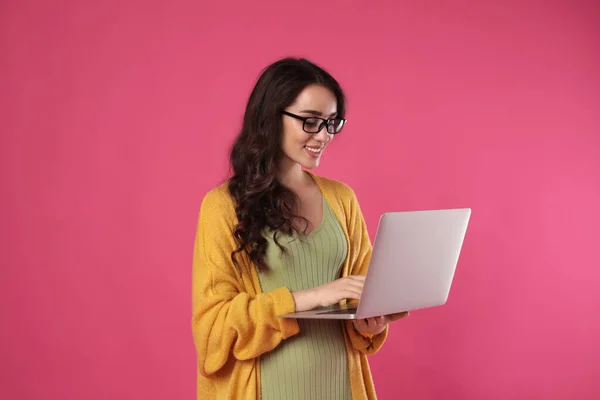 Jonge Vrouw Met Laptop Roze Achtergrond — Stockfoto