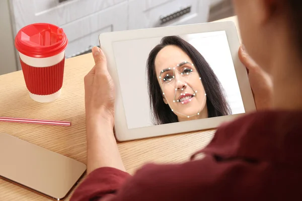 Женщина Использует Планшет Системой Распознавания Лиц Офисе Крупным Планом Биометрическая — стоковое фото