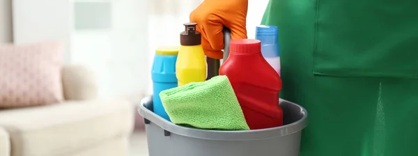 Widok Bliska Kobietę Detergentami Salonie Projekt Banera Usługi Sprzątania — Zdjęcie stockowe