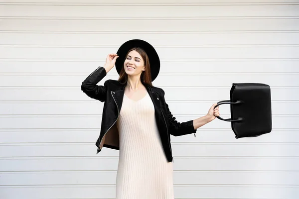 Schöne Junge Frau Mit Stylischer Ledertasche Der Nähe Der Weißen — Stockfoto