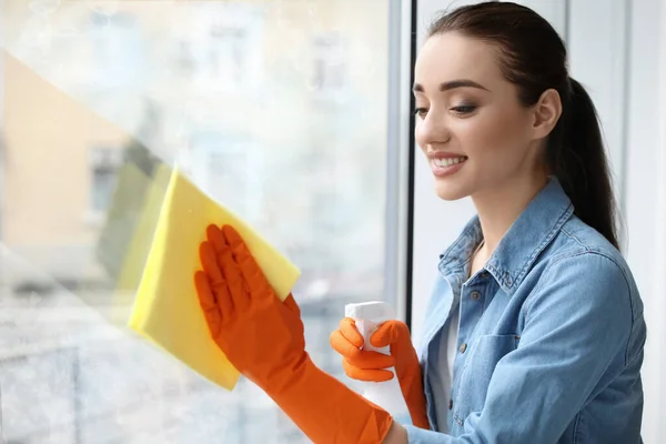 Jonge Vrouw Veegt Glas Met Vod Thuis Schoonmaakdiensten — Stockfoto