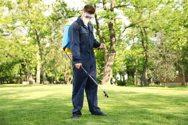 Worker Spraying Pesticide Green Lawn Outdoors Pest Control — Stock Photo, Image