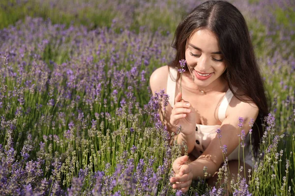 Jeune Femme Dans Champ Lavande Jour Été — Photo