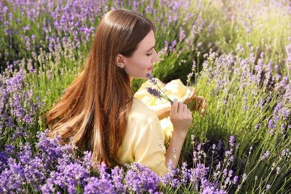 夏天在薰衣草地里的年轻女人 — 图库照片
