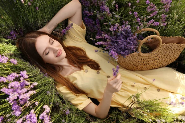 Mujer Joven Acostada Campo Lavanda Día Verano — Foto de Stock