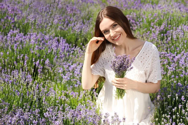 Wanita Muda Dengan Buket Lavender Lapangan Pada Hari Musim Panas — Stok Foto