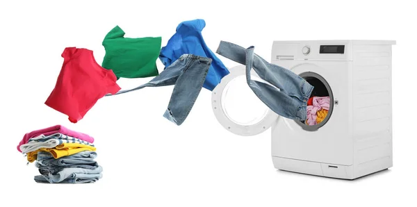 Mesin Cuci Dan Pakaian Terbang Dengan Latar Belakang Putih Desain — Stok Foto