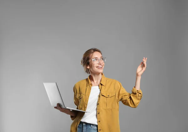 Retrato Mujer Joven Con Portátil Moderno Sobre Fondo Gris —  Fotos de Stock