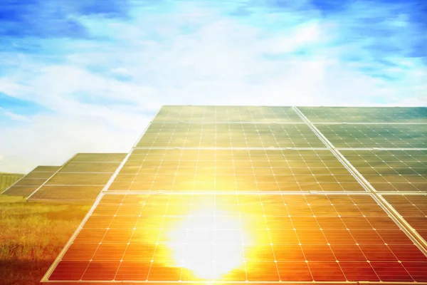 Sonnenbeleuchtete Sonnenkollektoren Vor Blauem Himmel Alternative Energiequelle — Stockfoto